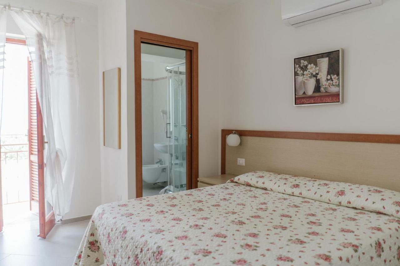 Hotel Santa Rosalia 卡梅罗塔的码头 外观 照片