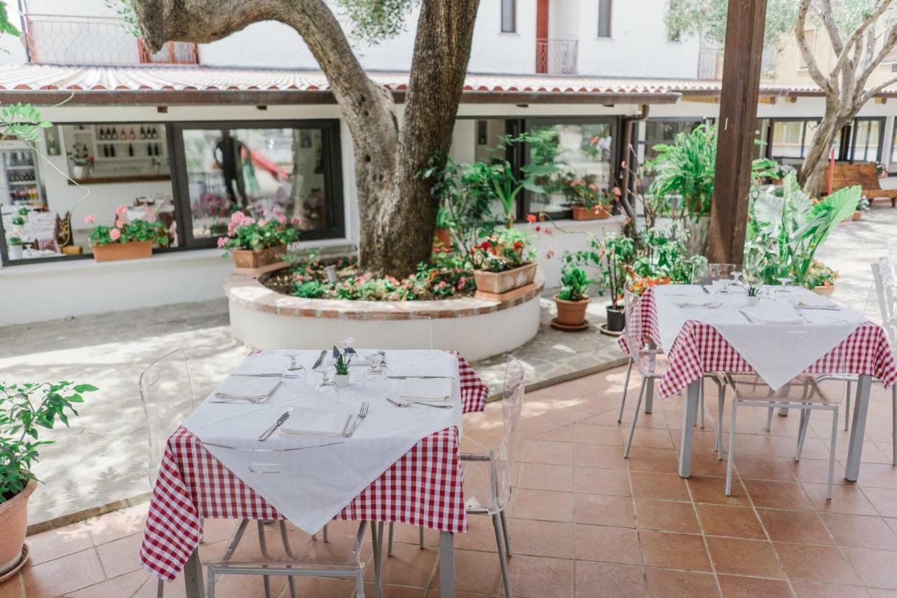 Hotel Santa Rosalia 卡梅罗塔的码头 外观 照片